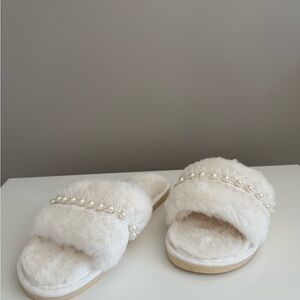Elegant White Fur Women's Slippers